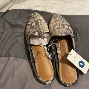 Size 9 snakeskin shoes